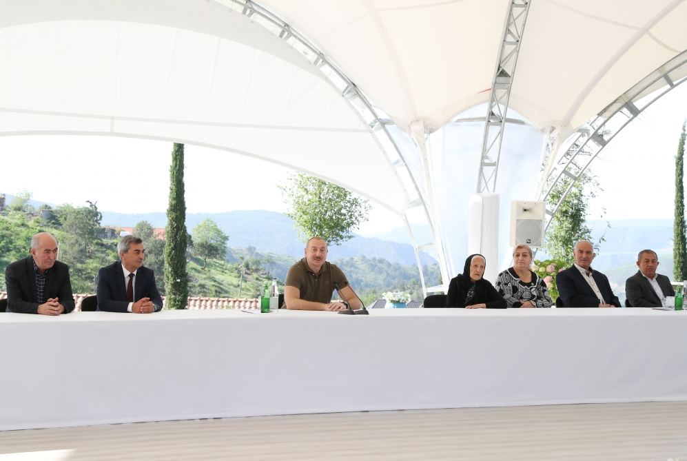 President Ilham Aliyev meets people who returned in Lachin, presents them house keys (PHOTO/VIDEO)