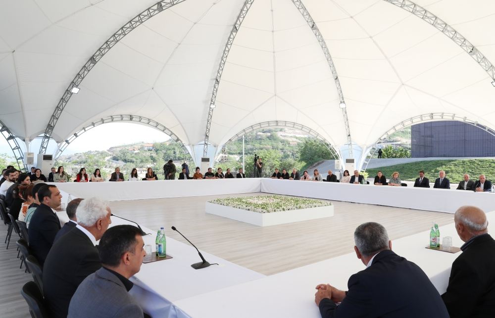 President Ilham Aliyev meets people who returned in Lachin, presents them house keys (PHOTO/VIDEO)