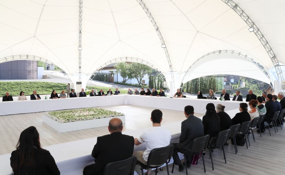 President Ilham Aliyev meets people who returned in Lachin, presents them house keys (PHOTO/VIDEO)
