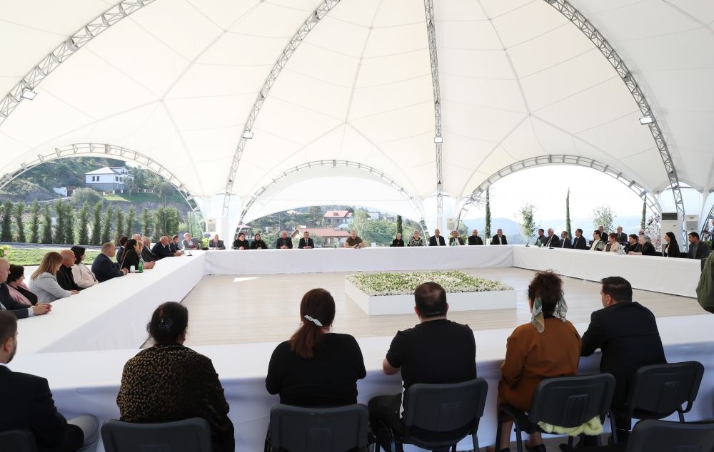 President Ilham Aliyev meets people who returned in Lachin, presents them house keys (PHOTO/VIDEO)