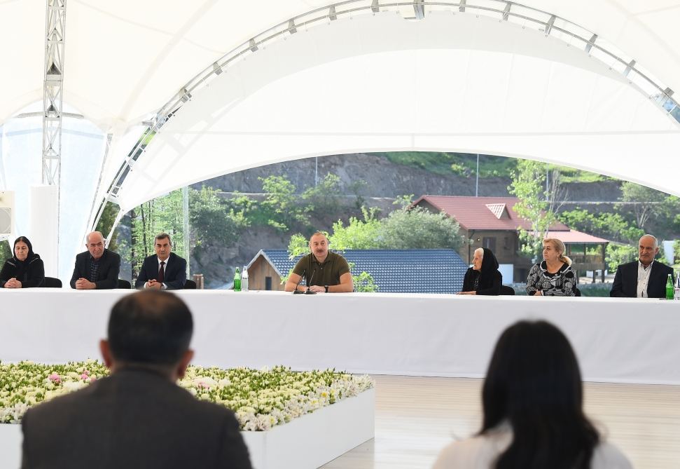 President Ilham Aliyev meets people who returned in Lachin, presents them house keys (PHOTO/VIDEO)