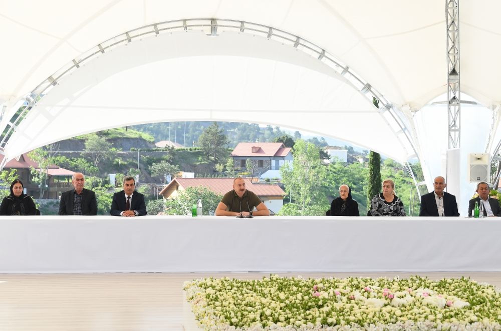 President Ilham Aliyev meets people who returned in Lachin, presents them house keys (PHOTO/VIDEO)