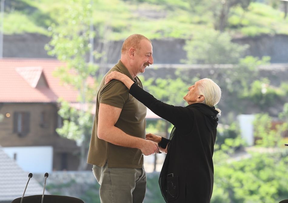 President Ilham Aliyev meets people who returned in Lachin, presents them house keys (PHOTO/VIDEO)