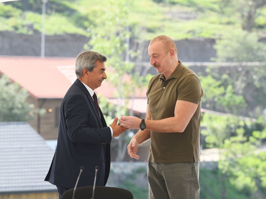 President Ilham Aliyev meets people who returned in Lachin, presents them house keys (PHOTO/VIDEO)