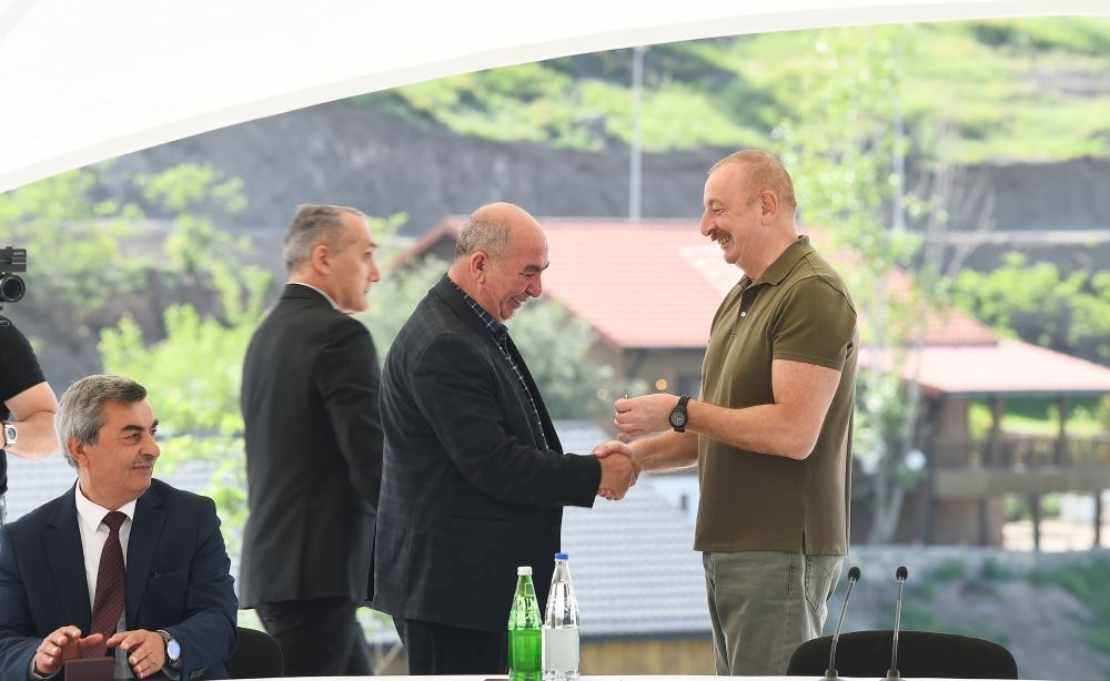 President Ilham Aliyev meets people who returned in Lachin, presents them house keys (PHOTO/VIDEO)