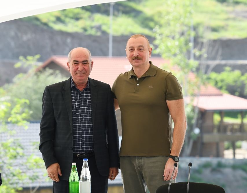 President Ilham Aliyev meets people who returned in Lachin, presents them house keys (PHOTO/VIDEO)