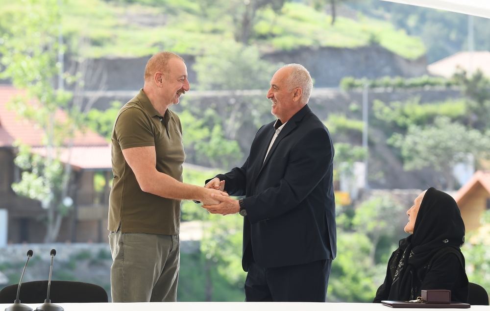 President Ilham Aliyev meets people who returned in Lachin, presents them house keys (PHOTO/VIDEO)