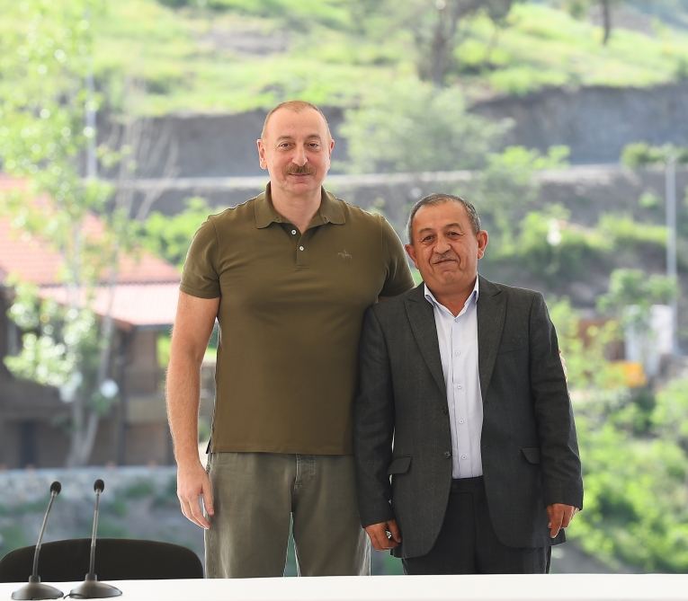 President Ilham Aliyev meets people who returned in Lachin, presents them house keys (PHOTO/VIDEO)