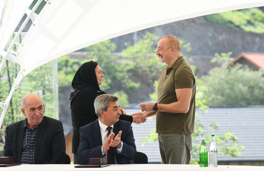 President Ilham Aliyev meets people who returned in Lachin, presents them house keys (PHOTO/VIDEO)