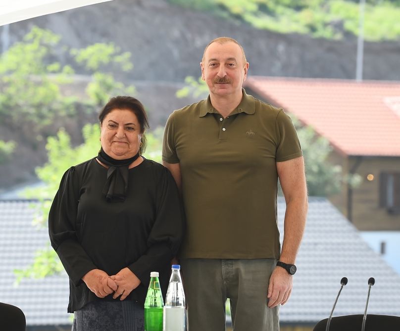 President Ilham Aliyev meets people who returned in Lachin, presents them house keys (PHOTO/VIDEO)