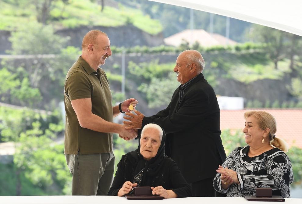President Ilham Aliyev meets people who returned in Lachin, presents them house keys (PHOTO/VIDEO)