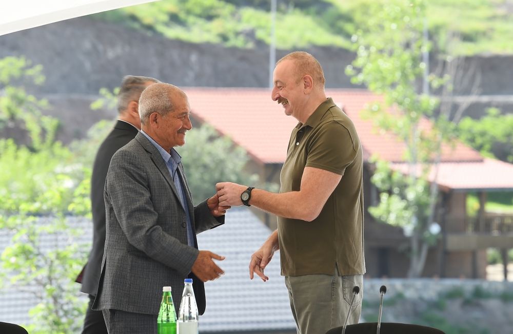 President Ilham Aliyev meets people who returned in Lachin, presents them house keys (PHOTO/VIDEO)