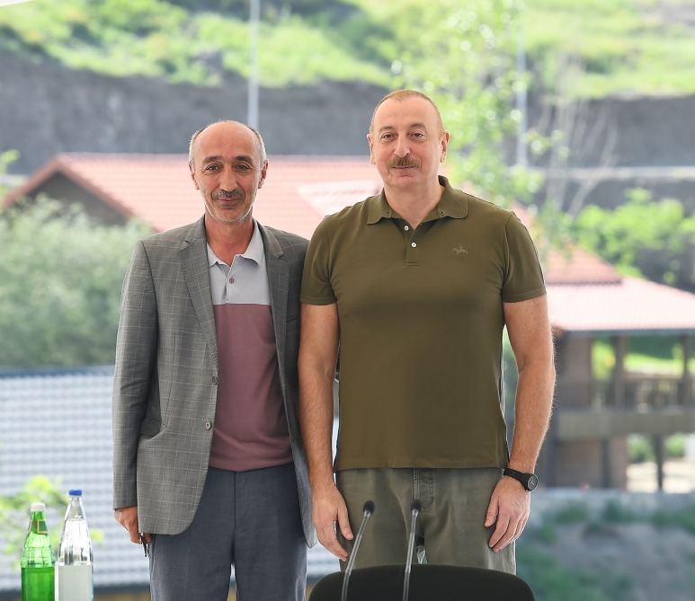 President Ilham Aliyev meets people who returned in Lachin, presents them house keys (PHOTO/VIDEO)