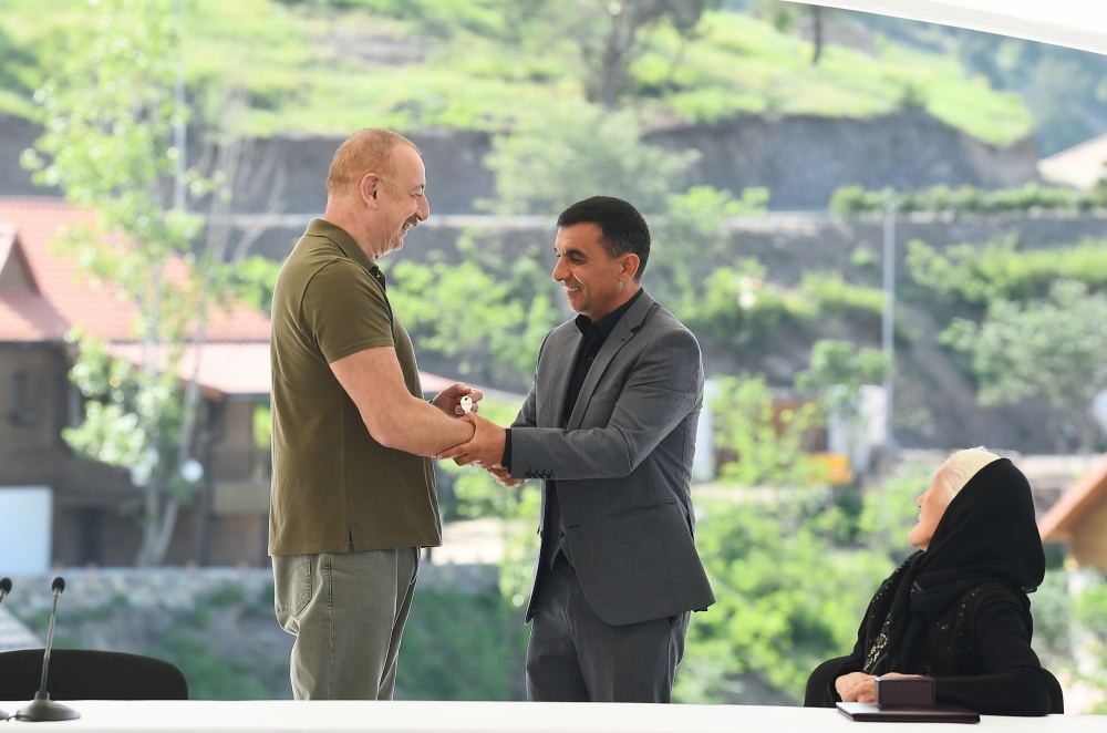 President Ilham Aliyev meets people who returned in Lachin, presents them house keys (PHOTO/VIDEO)