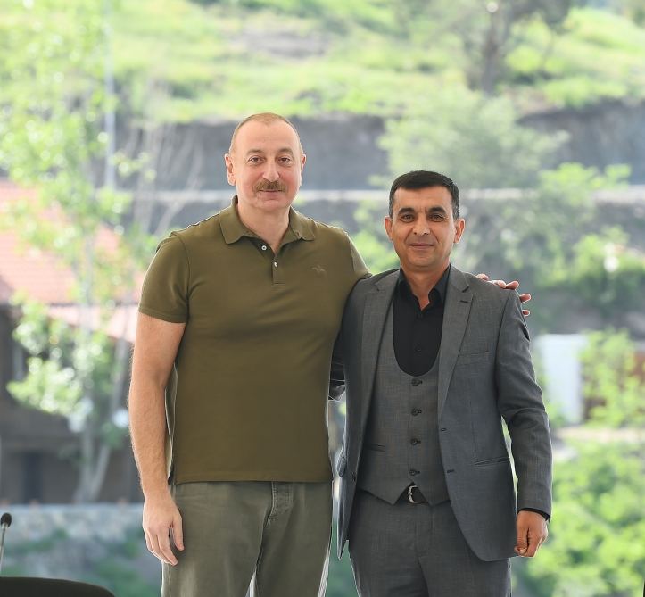 President Ilham Aliyev meets people who returned in Lachin, presents them house keys (PHOTO/VIDEO)