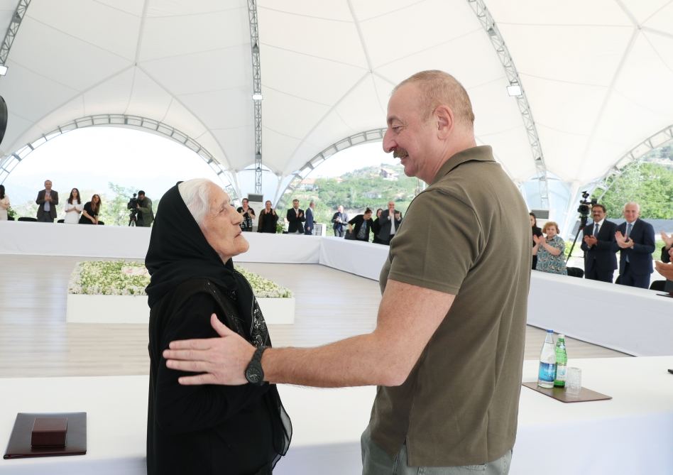 President Ilham Aliyev meets people who returned in Lachin, presents them house keys (PHOTO/VIDEO)