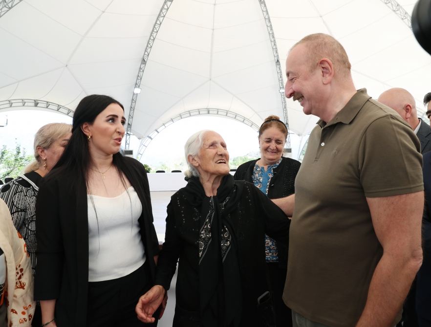 President Ilham Aliyev meets people who returned in Lachin, presents them house keys (PHOTO/VIDEO)