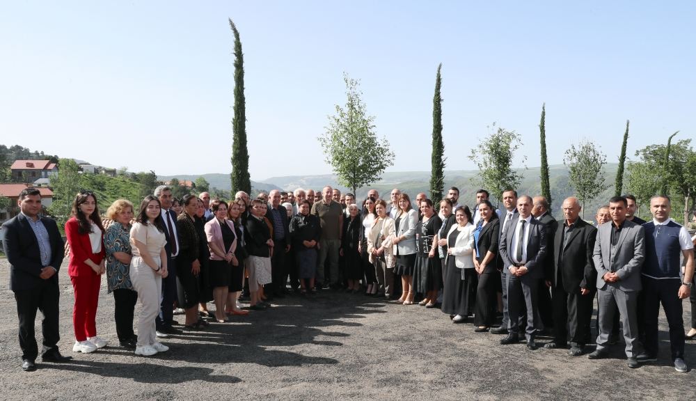 President Ilham Aliyev meets people who returned in Lachin, presents them house keys (PHOTO/VIDEO)