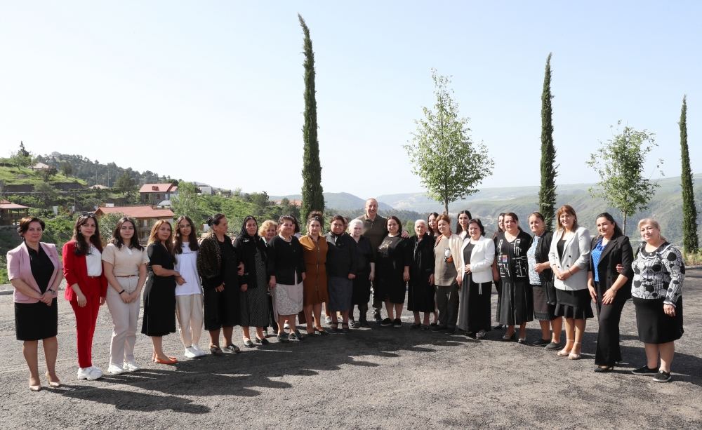 President Ilham Aliyev meets people who returned in Lachin, presents them house keys (PHOTO/VIDEO)