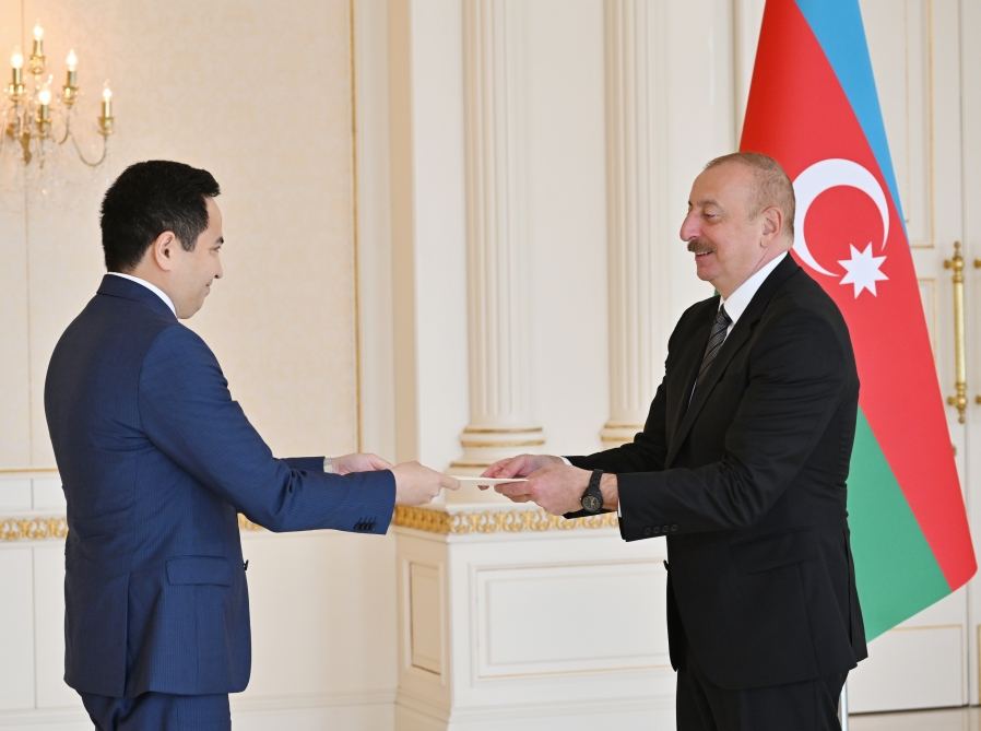 President Ilham Aliyev accepts credentials of incoming ambassador of Kazakhstan (PHOTO/VIDEO)