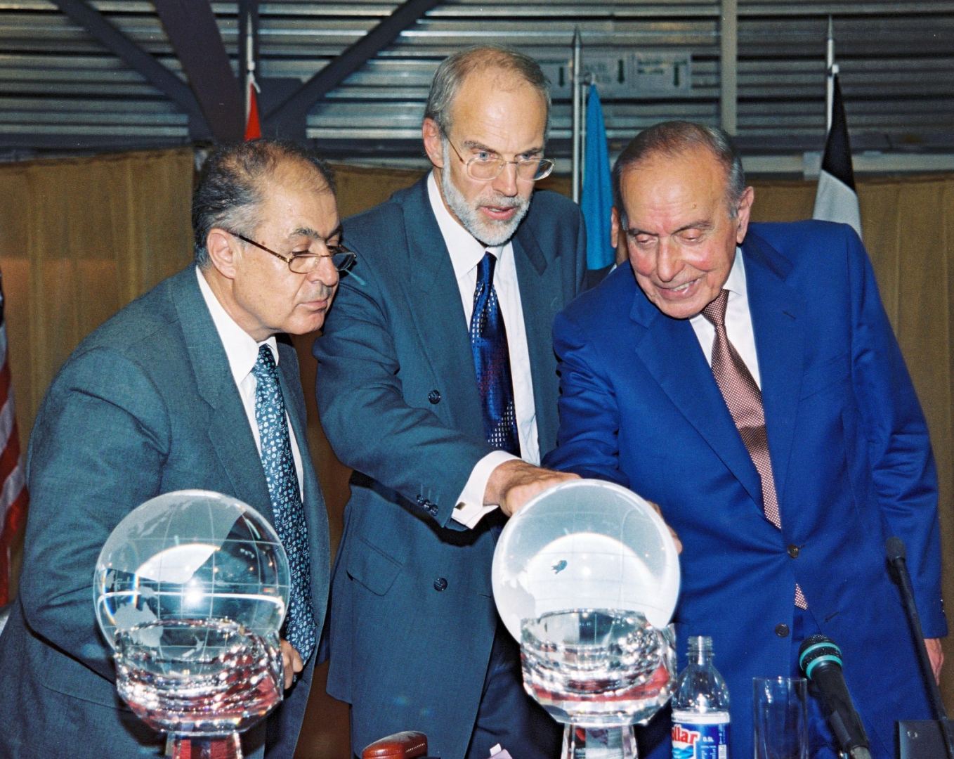 Azerbaijan & Heydar Aliyev on June 6: opening of International "Caspian oil and gas - 2000" exhibition and conference (PHOTO)