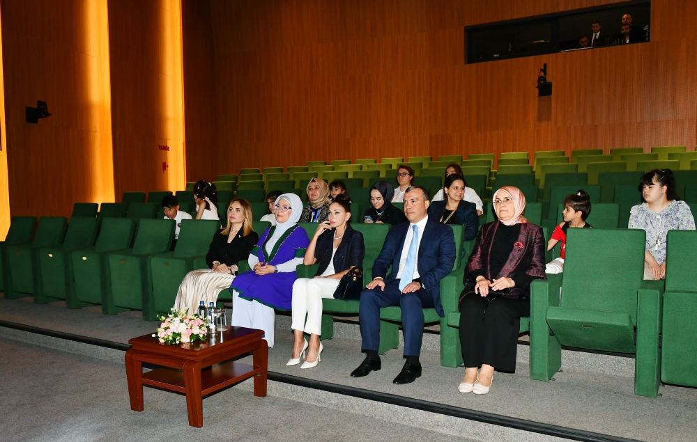 First Lady Mehriban Aliyeva, First Lady Emine Erdogan get acquainted with activity of DOST Center for Inclusive Development and Creativity in Baku (PHOTO)