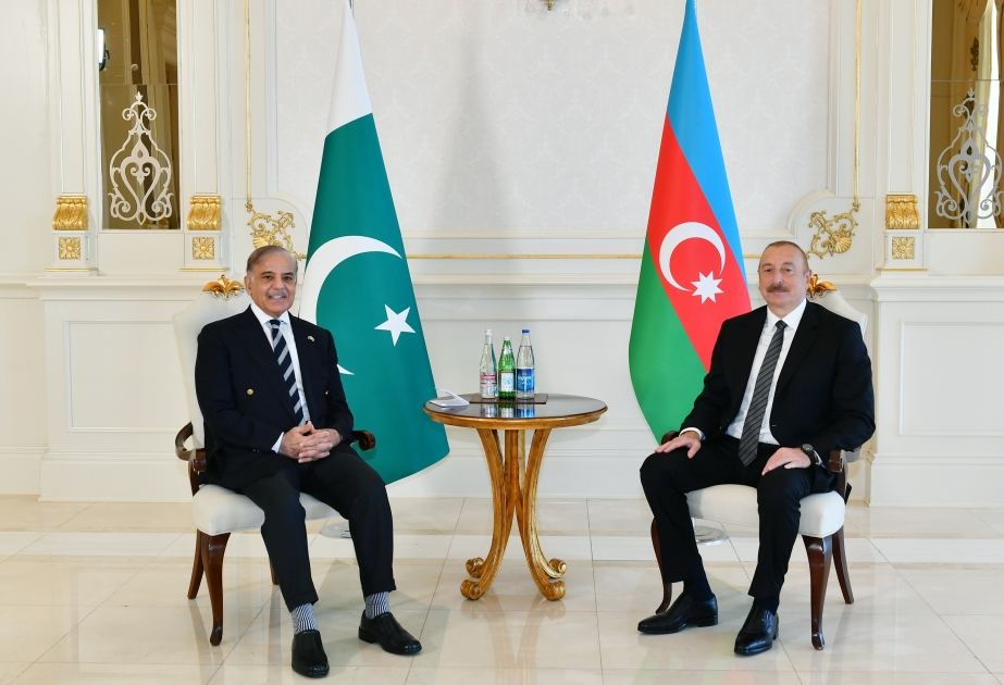 President Ilham Aliyev, Pakistani PM hold one-on-one meeting