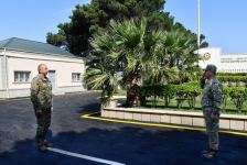President Ilham Aliyev viewed conditions created at one of commando military units of Ministry of Defense, and presented battle flag to military unit (PHOTO)