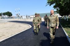 President Ilham Aliyev viewed conditions created at one of commando military units of Ministry of Defense, and presented battle flag to military unit (PHOTO)