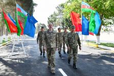 President Ilham Aliyev viewed conditions created at one of commando military units of Ministry of Defense, and presented battle flag to military unit (PHOTO)
