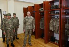 President Ilham Aliyev viewed conditions created at one of commando military units of Ministry of Defense, and presented battle flag to military unit (PHOTO)