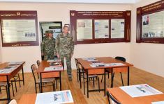 President Ilham Aliyev viewed conditions created at one of commando military units of Ministry of Defense, and presented battle flag to military unit (PHOTO)