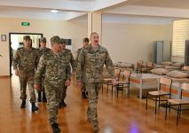 President Ilham Aliyev viewed conditions created at one of commando military units of Ministry of Defense, and presented battle flag to military unit (PHOTO)