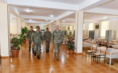 President Ilham Aliyev viewed conditions created at one of commando military units of Ministry of Defense, and presented battle flag to military unit (PHOTO)