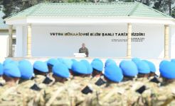 President Ilham Aliyev viewed conditions created at one of commando military units of Ministry of Defense, and presented battle flag to military unit (PHOTO)