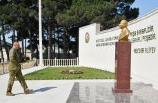 President Ilham Aliyev viewed conditions created at one of commando military units of Ministry of Defense, and presented battle flag to military unit (PHOTO)