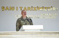 President Ilham Aliyev viewed conditions created at one of commando military units of Ministry of Defense, and presented battle flag to military unit (PHOTO)