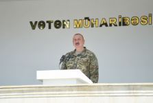 President Ilham Aliyev viewed conditions created at one of commando military units of Ministry of Defense, and presented battle flag to military unit (PHOTO)