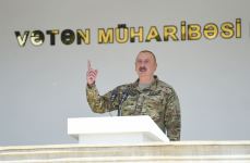 President Ilham Aliyev viewed conditions created at one of commando military units of Ministry of Defense, and presented battle flag to military unit (PHOTO)