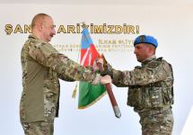 President Ilham Aliyev viewed conditions created at one of commando military units of Ministry of Defense, and presented battle flag to military unit (PHOTO)