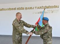 President Ilham Aliyev viewed conditions created at one of commando military units of Ministry of Defense, and presented battle flag to military unit (PHOTO)