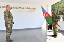 President Ilham Aliyev viewed conditions created at one of commando military units of Ministry of Defense, and presented battle flag to military unit (PHOTO)