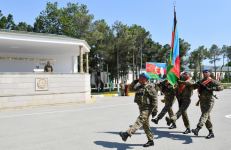 President Ilham Aliyev viewed conditions created at one of commando military units of Ministry of Defense, and presented battle flag to military unit (PHOTO)