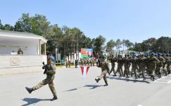 President Ilham Aliyev viewed conditions created at one of commando military units of Ministry of Defense, and presented battle flag to military unit (PHOTO)