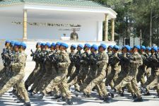 President Ilham Aliyev viewed conditions created at one of commando military units of Ministry of Defense, and presented battle flag to military unit (PHOTO)