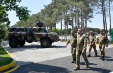 President Ilham Aliyev viewed conditions created at one of commando military units of Ministry of Defense, and presented battle flag to military unit (PHOTO)