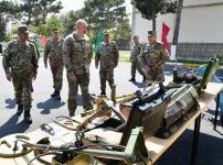 President Ilham Aliyev viewed conditions created at one of commando military units of Ministry of Defense, and presented battle flag to military unit (PHOTO)