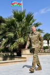 President Ilham Aliyev viewed conditions created at one of commando military units of Ministry of Defense, and presented battle flag to military unit (PHOTO)