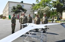 President Ilham Aliyev viewed conditions created at one of commando military units of Ministry of Defense, and presented battle flag to military unit (PHOTO)