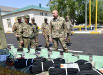 President Ilham Aliyev viewed conditions created at one of commando military units of Ministry of Defense, and presented battle flag to military unit (PHOTO)
